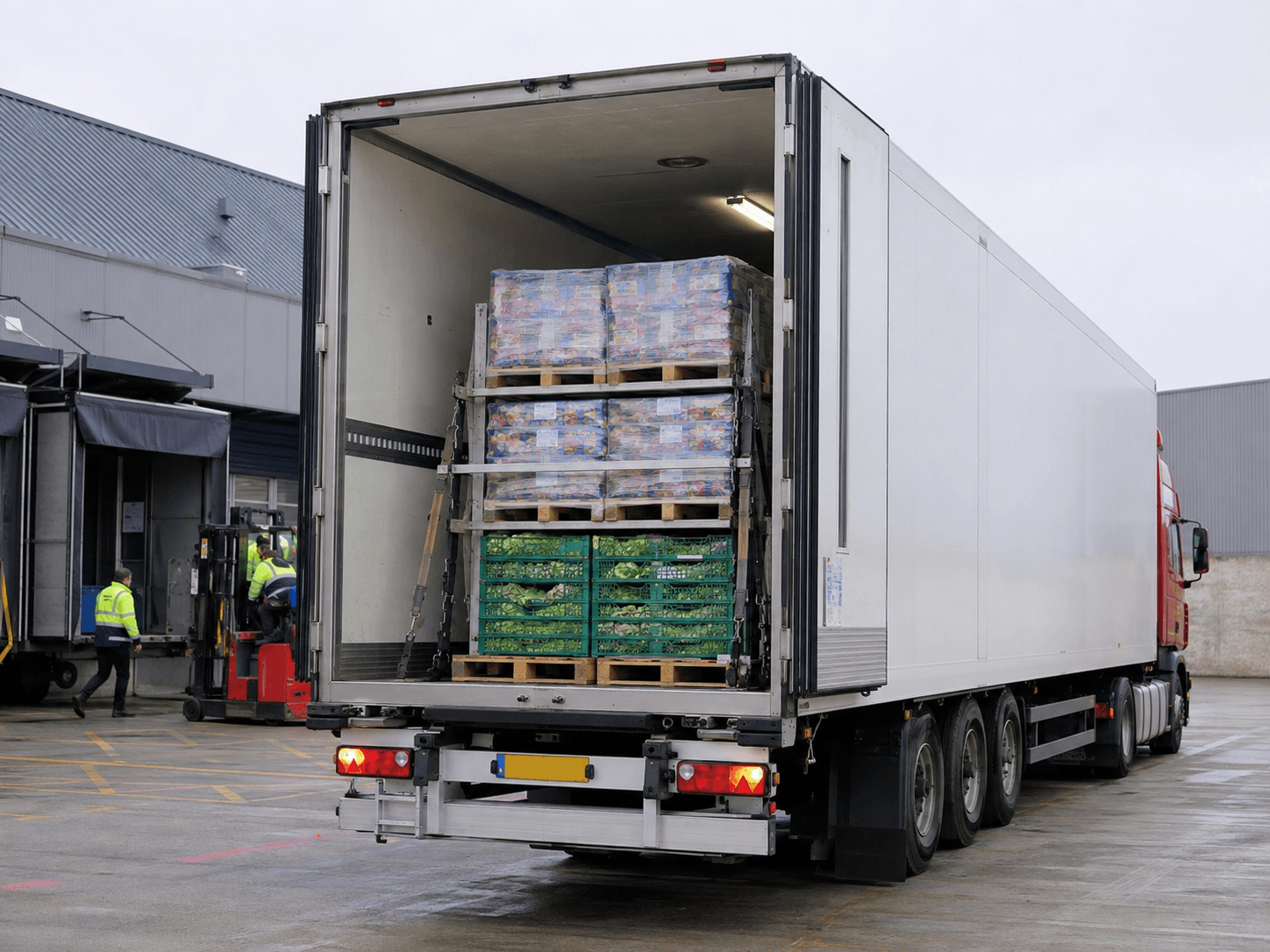 Naczepa chłodnicza podczas transportu towarów w temperaturze kontrolowanej