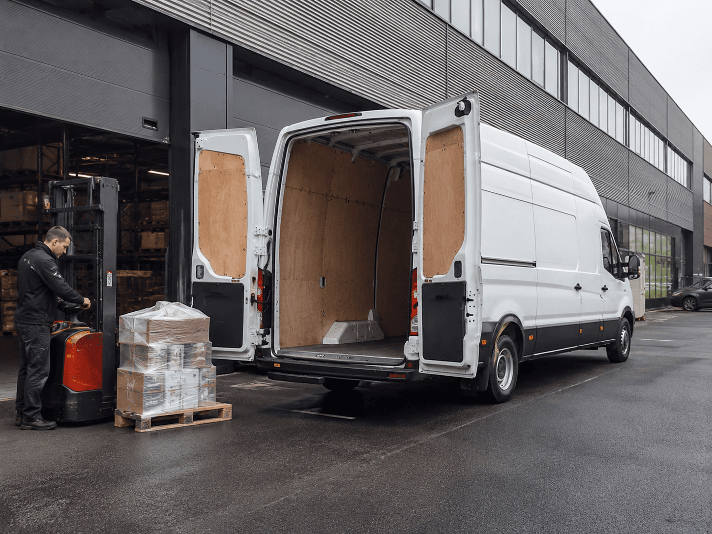 Bus dostawczy przygotowany do pilnego transportu ekspresowego