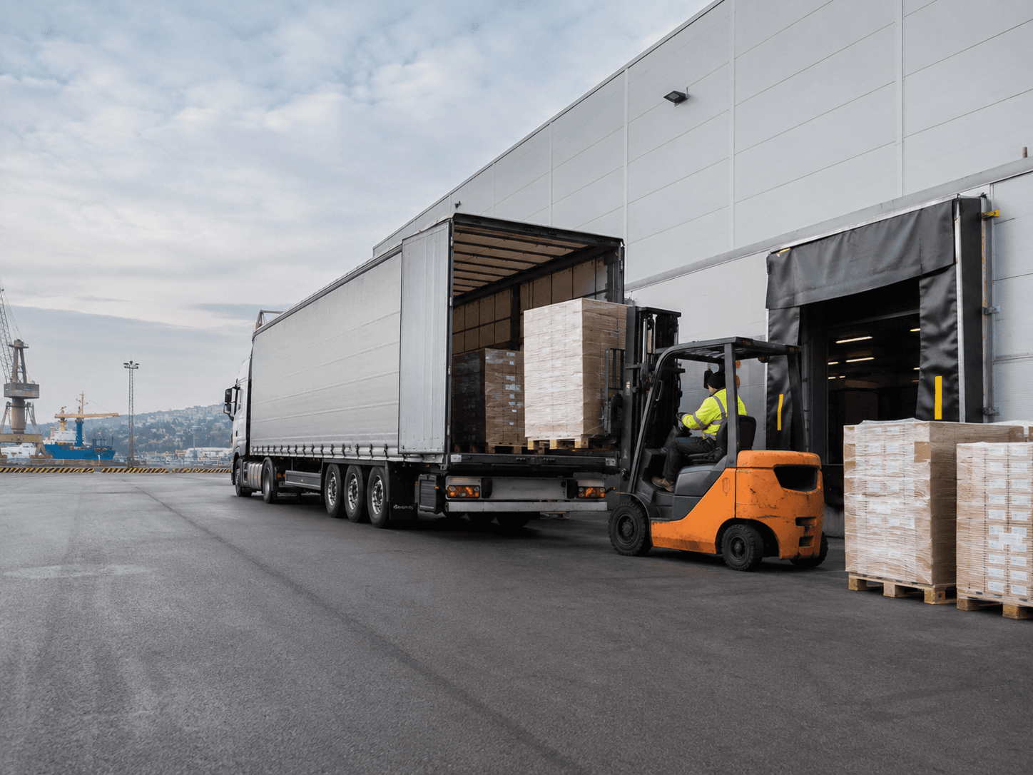 Transport z magazynu w Gdyni do Polski i Europy